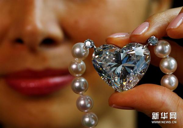 这是5月11日在瑞士日内瓦拍摄的佳士得拍卖行即将拍卖的由心形钻石及珍珠组成的项链“La legende”。.jpg2