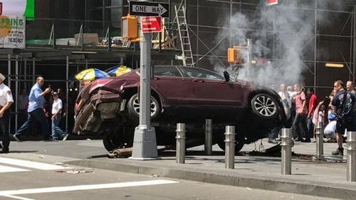 纽约时代广场汽车冲撞行人致1死20伤司机疑似酒驾