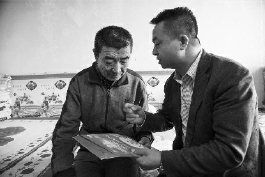     ▲中国人寿宁夏盐池支公司工作人员（右一）为农户讲解保险条款