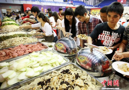 资料图：多位市民正在排队选择麻辣烫菜品。<a target='_blank' href='http://www.chinanews.com/'>中新社</a>发 李一芳 摄
