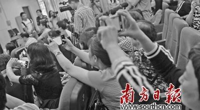广州今年多个区教育部门办幼儿园报名人数爆满。图为越秀区教育部门办幼儿园招生电脑派位现场。南方日报记者 梁文祥 摄