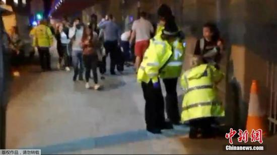 现场录像显示，警方在体育场外救治受伤的歌迷。英国大曼彻斯特地区警察局长霍普金斯称，尽管警方目前认为该名男子在22日晚是单独行动的，但是调查仍然在进行，以确定他是否是某个行动网络的一部分。