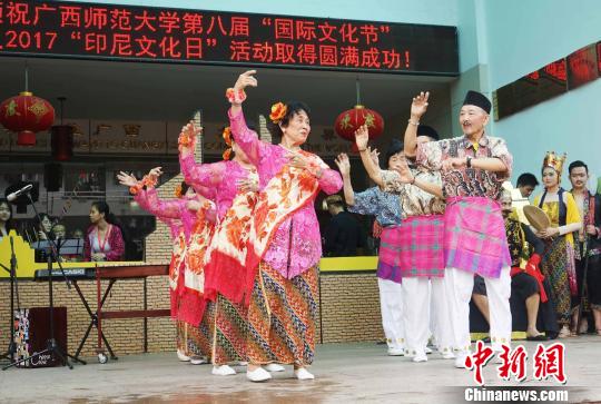 印尼华侨代表表演东爪哇省传统歌舞表演。　唐梦宪 摄