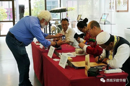 四位民间工艺大师展示皮烙画、银铜器、土族盘绣、皮影雕刻的制作过程