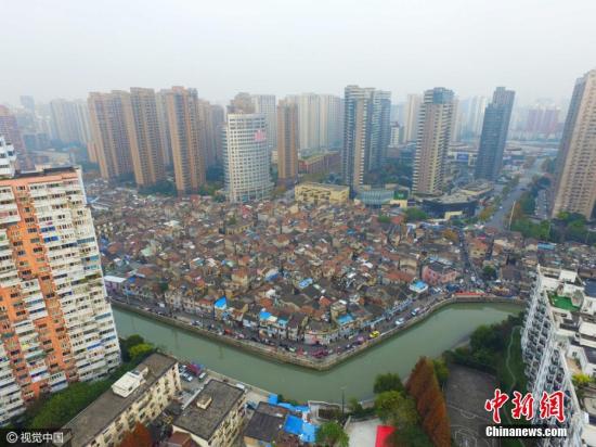 资料图：2016年12月07日，上海，航拍上海最大的棚户区——张桥。蒋一超 摄 图片来源：视觉中国