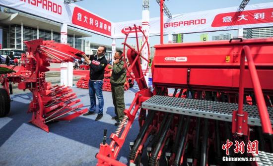 资料图：意大利展商向参会客商介绍农用装备。。<a target='_blank' href='http://www.chinanews.com/'>中新社</a>记者 张勇 摄
