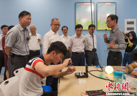 台湾高雄第一科技大学特聘教授许孟祥(右一)介绍创四方园。　阳光 摄