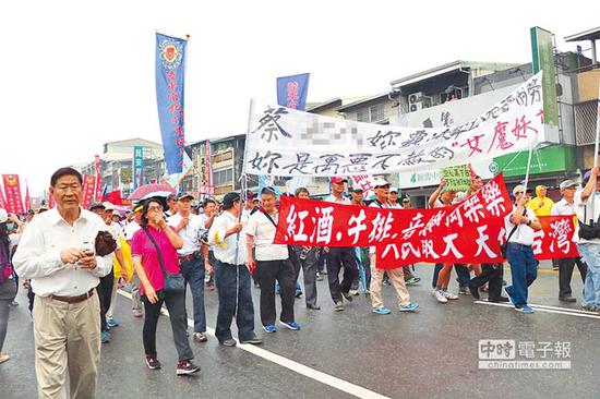 2017蔡办音乐会28日在屏东演艺厅举行，场外却聚集抗议民众