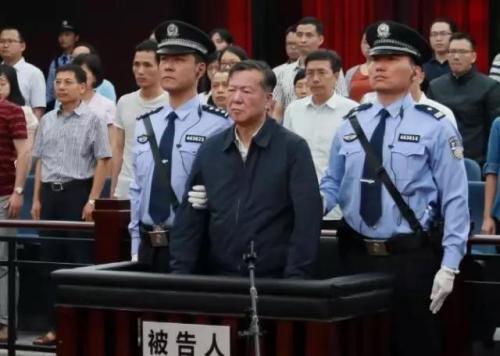 武汉钢铁集团原党委书记、董事长邓崎琳一审被判15年。图片来自：央视新闻客户端