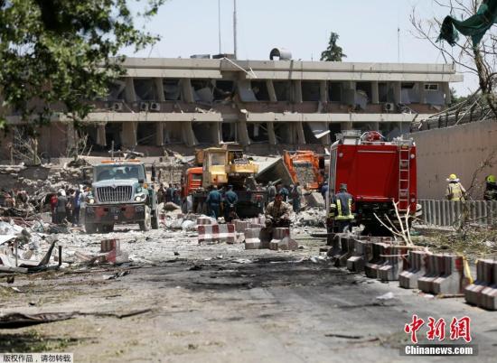 报道称，此次爆炸发生地点是使馆区，众多外国使馆和政府部门坐落在附近。图为受损的德国使馆。