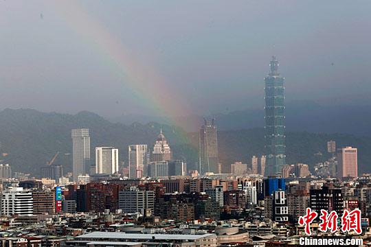 资料图：雨后台北101大楼附近现彩虹。中新社记者 陈小愿 摄