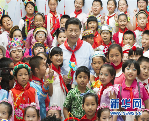 2013年5月29日，习近平在北京市少年宫参加“快乐童年 放飞希望”主题队日活动。新华社记者李学仁摄