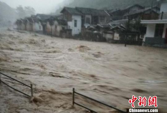 万安镇部分村，水位上涨迅速，造成了不同程度的灾情。　郭永潮 　摄