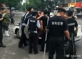 武汉街头一男子赤身裸体当街捅路人 致1死3伤