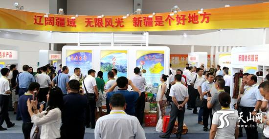 2017丝绸之路国际博览会暨第21届中国东西部合作与投资贸易洽谈会一开幕，新疆展台就吸引了来自全国各地的代表参观。