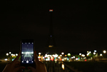 埃菲尔铁塔为伦敦恐袭案遇难者熄灯