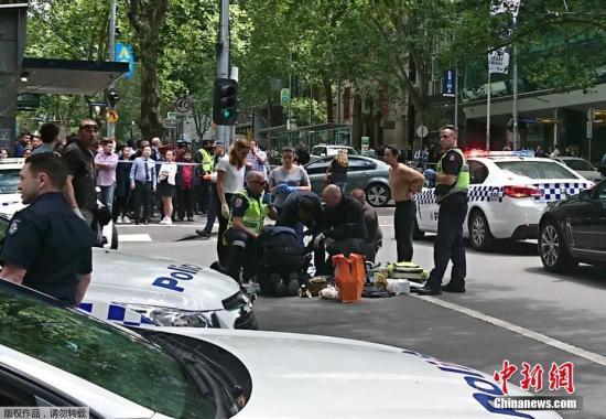 当地时间1月20日，一辆汽车高速冲进澳大利亚墨尔本的购物人群，已经造成3人死、20伤。报道称，伤者中多人伤势严重，包括一名幼童。目前警方已经封锁了现场，拘留了红色小轿车中的司机。