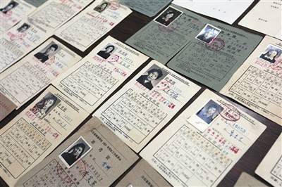 30年时间，詹洪阁共收藏了200多张高考准考证。本版摄影/陈鸿博