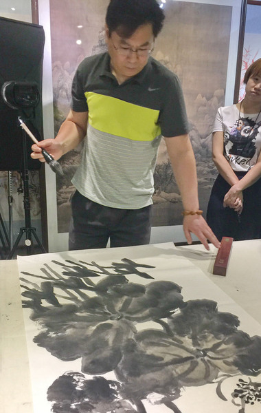 李晓军在演示中国画绘画技法 (1)