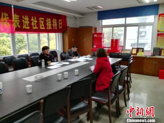 杭州市江干区闸弄口街道纪工委对候选人进行谈心谈话。　杭州市纪委供图 摄