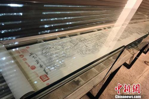 中国侨网巨幅拓片画《上下五千年》。　王笈　摄