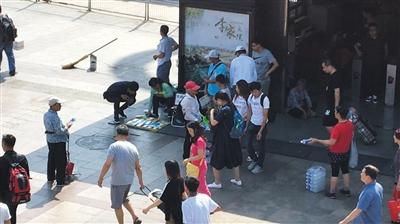 6月4日下午，地铁北京站C出口，一名行人正在地摊上挑选充电宝。经证实部分充电宝为假冒名牌。新京报记者 游天燚 摄
