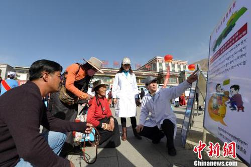 图为青海省医疗专家在玉树市开展以包虫病防治为重点的青海省第十七届健康教育万里行大型广场义诊、宣传活动。