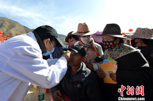 图为青海省医疗专家在玉树市开展以包虫病防治为重点的青海省第十七届健康教育万里行大型广场义诊、宣传活动。 