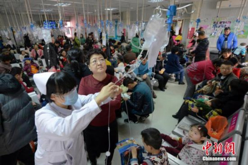 资料图：一家妇幼保健院，众多家长带着孩子前来挂号看病。<a target='_blank' href='http://www.chinanews.com/'>中新社</a>发 韦亮 摄