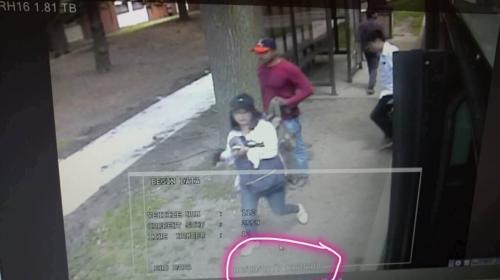 2017年9月6日(芝加哥时间)，监控捕捉到章莹颖在出现在住处附近的公交站。 