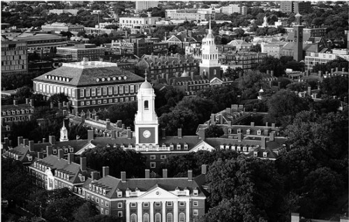 美国哈佛大学是国人出境游学追捧的名校之一。