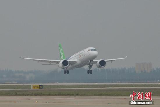 5月5日下午2时许，首架国产大飞机C919在上海浦东机场4号跑道成功起飞。根据计划C919首飞时间在90分钟左右，试飞员将首次评述飞机的操稳特性、起飞着陆性能、动力装置和驾驶设备等工作情况。王脊梁 摄