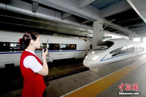资料图：6月1日，天津站，高铁工作人员迎接入站的京津城际列车。<a target='_blank' href='http://www.chinanews.com/'>中新社</a>记者 张道正 摄