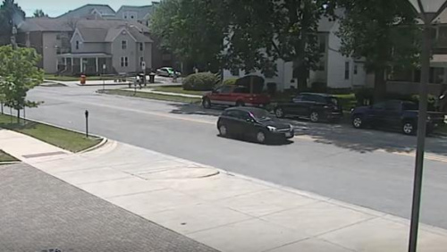  录像显示，章莹颖上车之后，车辆向北开走。(视频截图)