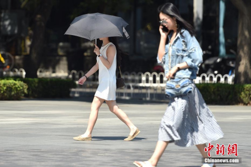 自入夏后，北京气温节节走高，官方曾多次发布高温预警。6月14日开始，北京再度开启炎夏节奏。6月15日06时中央气象台继续发布高温黄色预警，当日最高气温可达38℃左右。图为北京三里屯街头美女清凉出行。 <a target='_blank' href='http://www.chinanews.com/' >中新网</a>记者 金硕 摄