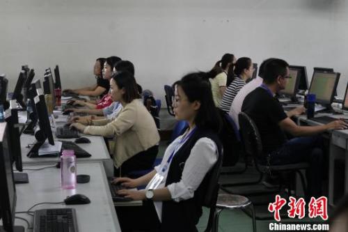 图为青海省2017年高考阅卷现场。　张海雯 摄