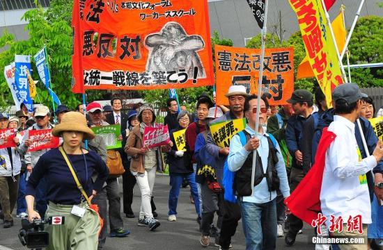 当地时间5月3日，数万日本民众在东京举行集会和游行，为整整经历了70个年头的日本战后宪法“点赞”，呼吁维护和平宪法，反对执政当局的修宪企图。 <a target='_blank' href='http://www.chinanews.com/'>中新社</a>记者 王健 摄