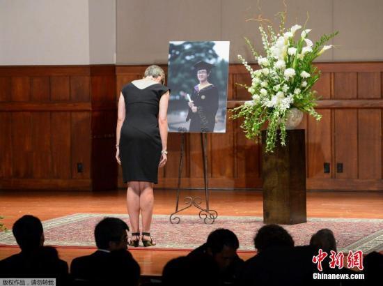 当地时间2014年8月1日，美国加州，南加州大学学生悼念遇袭身亡的中国留学生纪欣然，纪欣然父母向出席悼念仪式的学生鞠躬致意。涉嫌袭击纪欣然的4名青年被指控一级谋杀的罪名。
