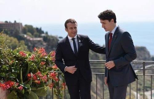  马克龙与加拿大总理特鲁多在花园漫步。