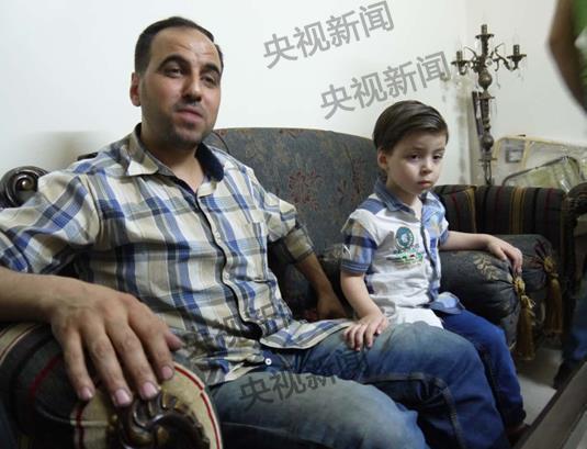 叙利亚“喋血男孩”之父：有人利用我儿子说谎