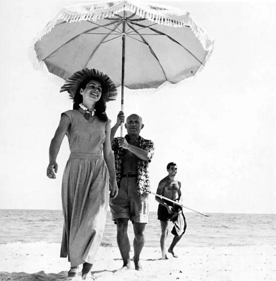 毕加索与情人弗朗索瓦兹·吉洛(Fran?oise Gilot)在海边，1948