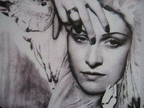 朵拉·玛尔是南斯拉夫女摄影师、画家，她与毕加索相识于1935年的秋天，在之后长达8年相恋的时间里，玛尔成为毕加索最负盛名的肖像画主角。