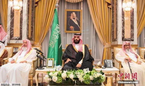 当地时间2017年6月21日，沙特阿拉伯麦加，新王储穆罕默德·本·萨勒曼（中）在麦加举行宣誓效忠的就职仪式。 当日，沙特国王萨勒曼宣布，废除现年57岁的王储穆罕默德·本·纳伊夫，另立其子穆罕默德·本·萨勒曼为新任王储，他还兼任沙特副首相及国防部长职务。