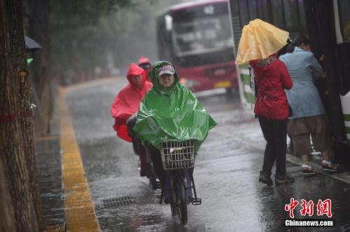 6月22日，呼和浩特迎来降雨。<a target='_blank' href='http://www.chinanews.com/'>中新社</a>记者 刘文华 摄