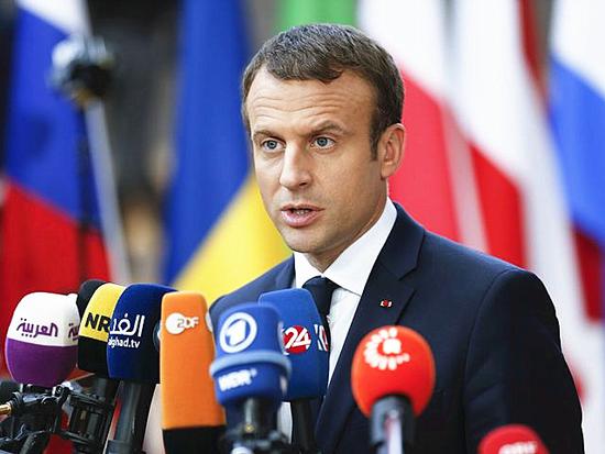 6月22日，布鲁塞尔，抵达欧盟首脑峰会会场的法国总统马克龙对媒体记者发表讲话。（新华社记者叶平凡摄）