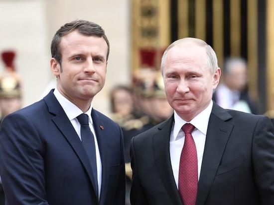 5月29日，法国总统马克龙（左）在凡尔赛宫欢迎俄罗斯总统普京。（新华/法新）