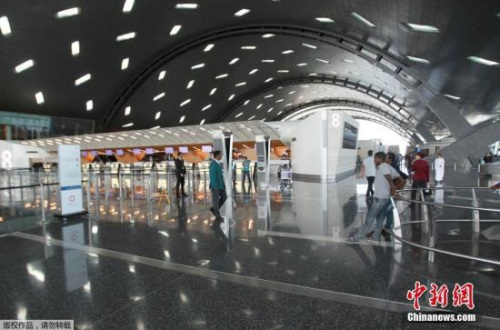 哈马德国际机场游客稀少。