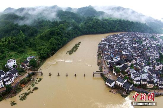 6月25日，中国减灾委、民政部对江西省启动国家救灾四级应急响应。6月21日至今，江西受强降雨袭击，多地受淹严重。程新德 摄