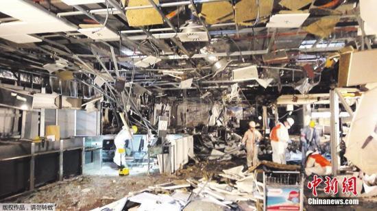 资料图：布鲁塞尔遭遇恐怖袭击的机场内部照片。机场内，建筑残骸遍地，损失惨重一片狼藉。