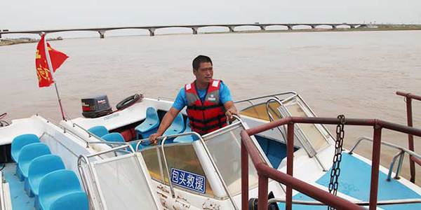 王金清在水上巡逻。图片来源：包头文明网